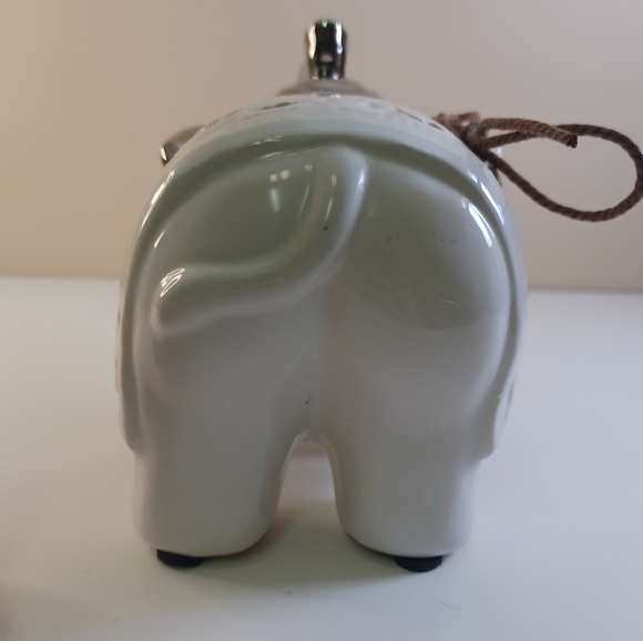 GC Naturals Porcelain Elephant Statue Diffuser Potpourri  Sachet Holder Inside - Picture 3 of 9